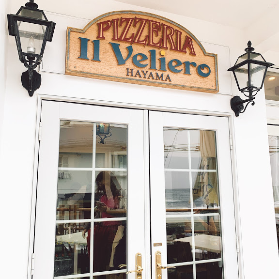 il Veliero入口。白い両手扉の上に、店名が書かれた木のプレートがかかっている。